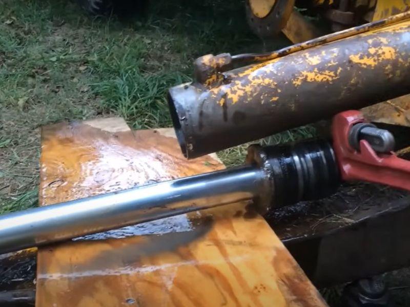 Cara ngilangi silinder hidraulik saka excavator
